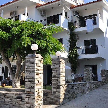 Aparthotel Pansion Alexandros By The Sea Nea Skioni Esterno foto