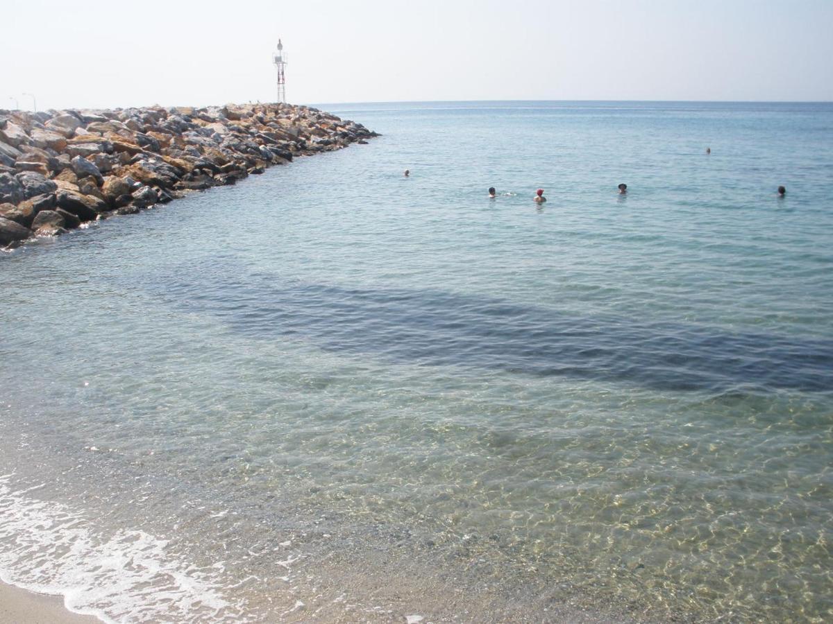 Aparthotel Pansion Alexandros By The Sea Nea Skioni Esterno foto