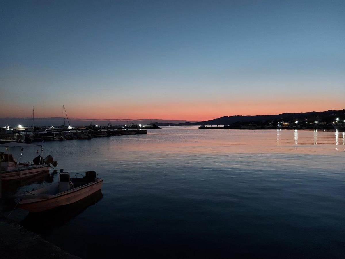 Aparthotel Pansion Alexandros By The Sea Nea Skioni Esterno foto