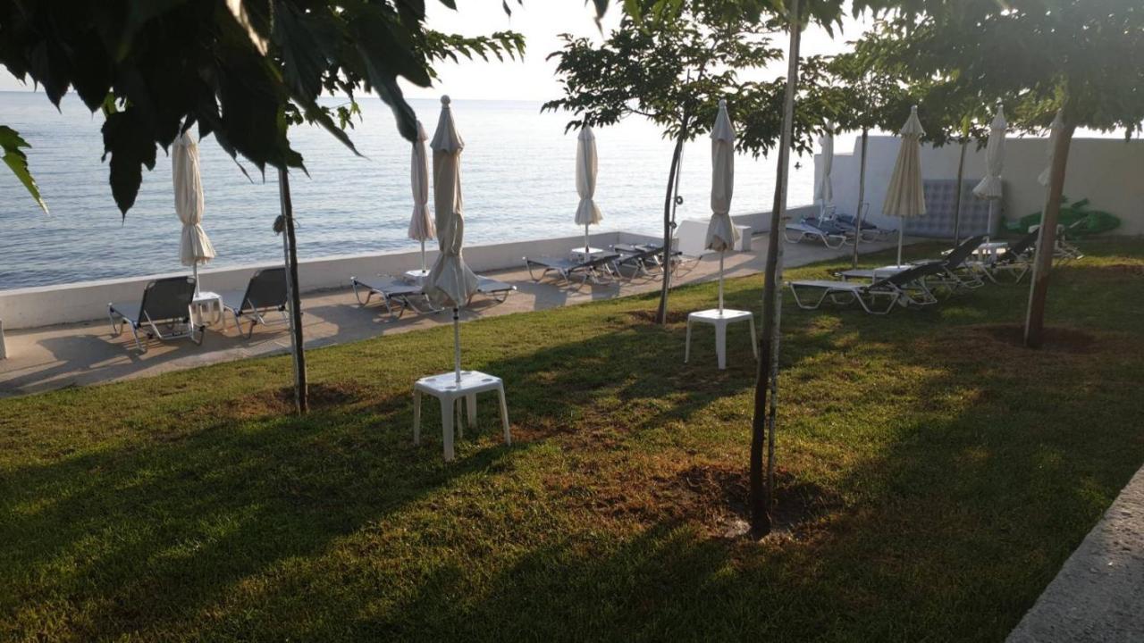 Aparthotel Pansion Alexandros By The Sea Nea Skioni Esterno foto