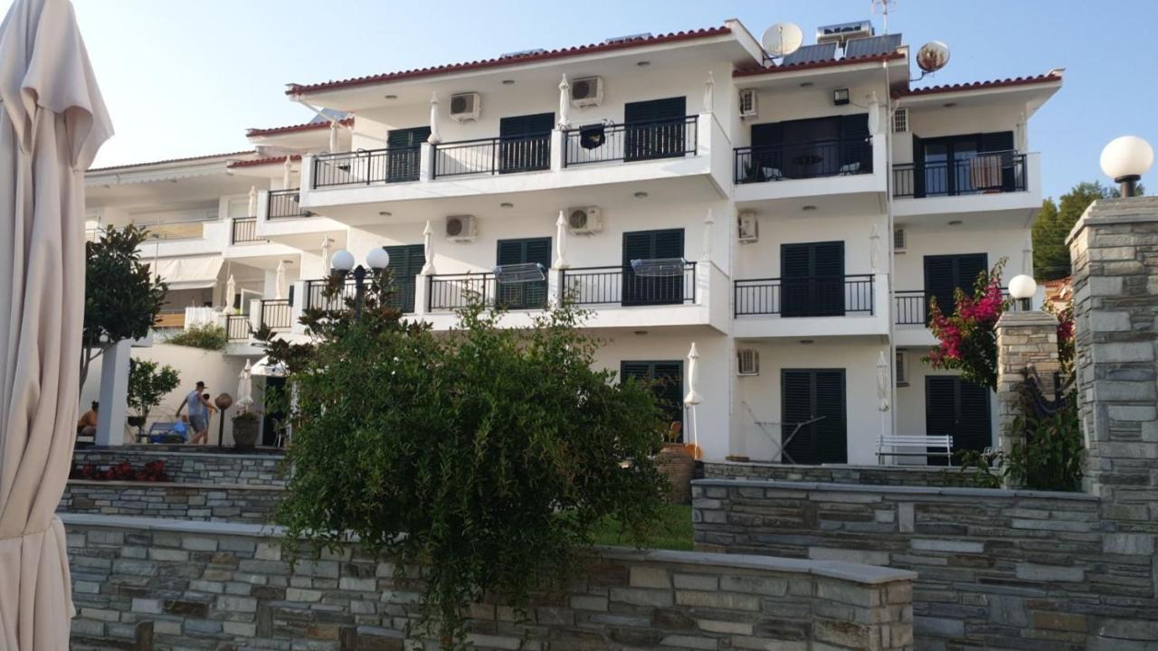 Aparthotel Pansion Alexandros By The Sea Nea Skioni Esterno foto